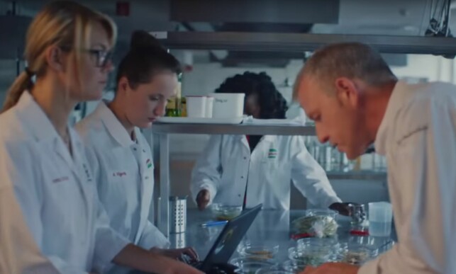 TESTING OG SMAKING: For å lykkes med et godt produkt, trengs det mangfoldige timer med prøving og feiling. Her fra Knorrs smakslaberatorium. TESTING OG SMAKING: For å lykkes med et godt produkt, trengs det mangfoldige timer med prøving og feiling. Her fra Knorrs smakslaberatorium.