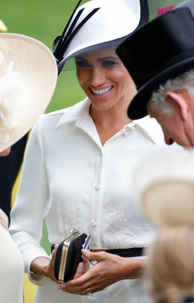<strong>PÅ VESKEN:</strong> Hertuginne Meghan valgte å feste navnelappen på sin lille clutchveske i stedet. Foto: NTB scanpix <strong>PÅ VESKEN:</strong> Hertuginne Meghan valgte å feste navnelappen på sin lille clutchveske i stedet. Foto: NTB scanpix