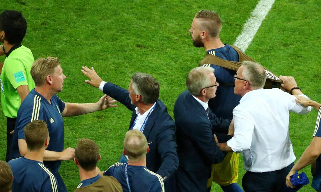 image: Bråk mellom benkene etter kampen: Svenskenes trener i harnisk