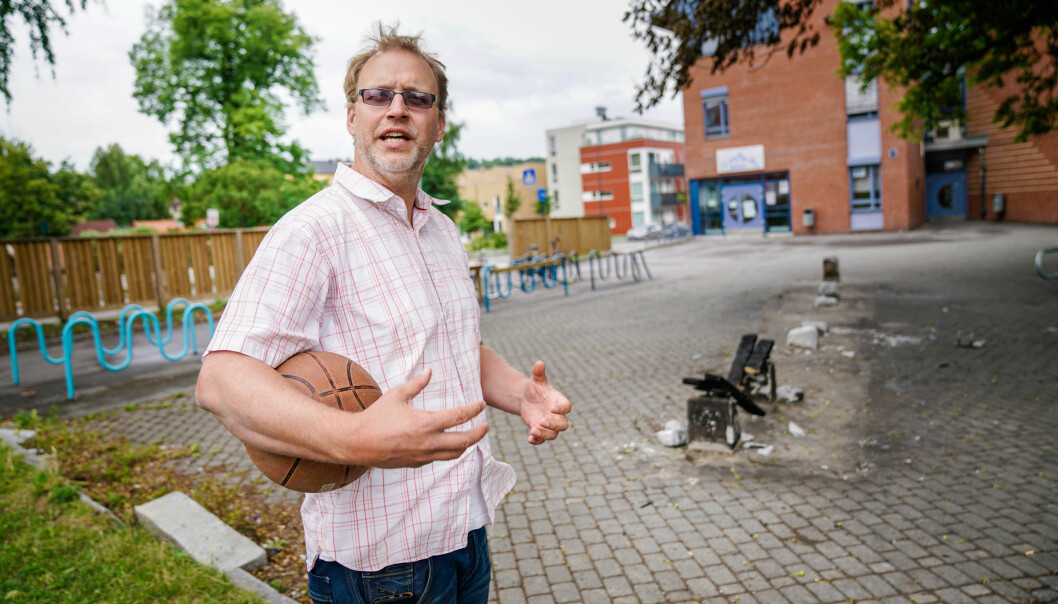 HÆRVERK: På plassen bak rektor Halvor Holm på Jordal Skole sto en rekke krakker av tre. De er nå brent opp. Foto: Øistein Norum Monsen/Dagbladet. HÆRVERK: På plassen bak rektor Halvor Holm på Jordal Skole sto en rekke krakker av tre. De er nå brent opp. Foto: Øistein Norum Monsen/Dagbladet.