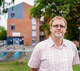 ANSVAR: Halvor Holm, som er rektor på Jordal ungdomsskole, mener idrett må få en større plass hos ungdom som er i faresonen. - Hvis jeg får en gutt på kontoret som sier han har lyst til å begynne med klatring, da må det ikke ta tre måneder før dette er i gang. Da har han ikke lyst lenger. Vi må sikre den ytre ringen rundt disse barna, sier Holm. Foto: Øistein Norum Monsen/Dagbladet. ANSVAR: Halvor Holm, som er rektor på Jordal ungdomsskole, mener idrett må få en større plass hos ungdom som er i faresonen. - Hvis jeg får en gutt på kontoret som sier han har lyst til å begynne med klatring, da må det ikke ta tre måneder før dette er i gang. Da har han ikke lyst lenger. Vi må sikre den ytre ringen rundt disse barna, sier Holm. Foto: Øistein Norum Monsen/Dagbladet.