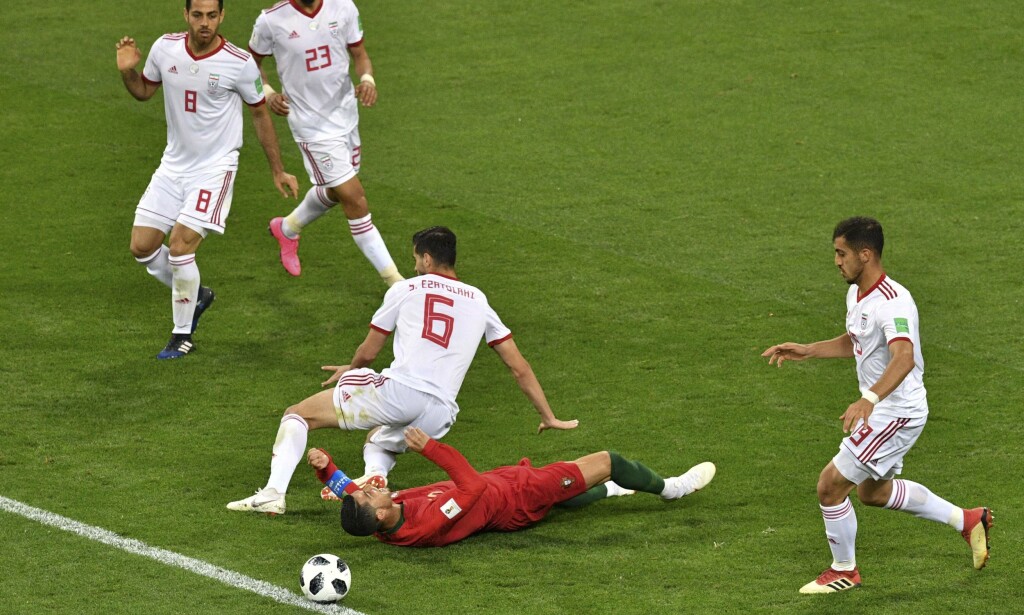 STRAFFE: Cristiano Ronaldo fikk straffespark etter denne situasjonen. Superspissen bommet fra ellevemeteren. Foto: Mladen Antonov / AFP Photo / NTB Scanpix STRAFFE: Cristiano Ronaldo fikk straffespark etter denne situasjonen. Superspissen bommet fra ellevemeteren. Foto: Mladen Antonov / AFP Photo / NTB Scanpix