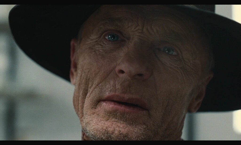 Ed Harris' teknikk for å se fortapt ut: Han ser for seg at han må recappe hva som har skjedd i denne episoden. Foto: HBO Ed Harris' teknikk for å se fortapt ut: Han ser for seg at han må recappe hva som har skjedd i denne episoden. Foto: HBO