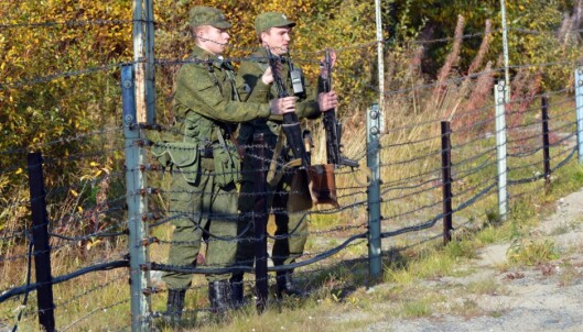 <strong>GRENSEVAKTER:</strong> To grensevakter fra FSB ved den norsk-russiske grensa. Arkivfoto: Thomas Nilsen / The Independent Barents Observer <strong>GRENSEVAKTER:</strong> To grensevakter fra FSB ved den norsk-russiske grensa. Arkivfoto: Thomas Nilsen / The Independent Barents Observer