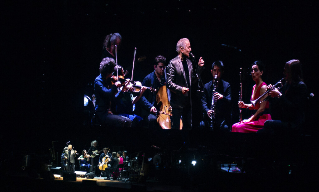 NEDSKALERT: Paul Simon og strykerne og blåserne i New York-ensemblet yMusic i konsertens fineste avdeling. NEDSKALERT: Paul Simon og strykerne og blåserne i New York-ensemblet yMusic i konsertens fineste avdeling.