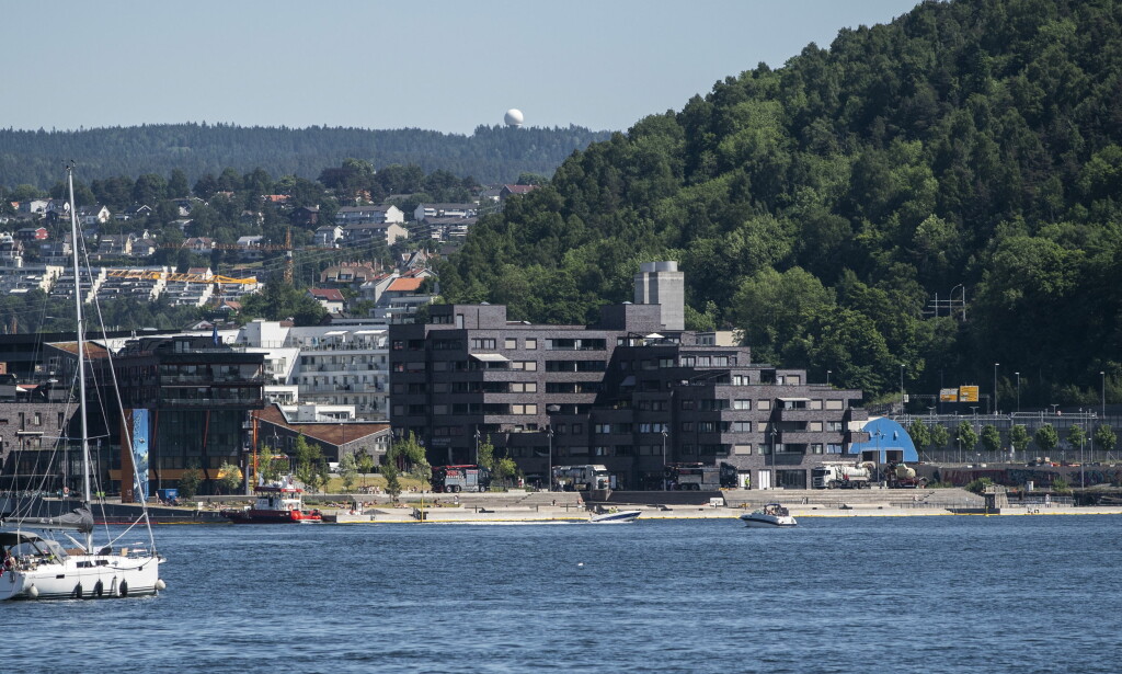 FORURENSING: Oljesøl fra sporveien havnet i Oslofjorden. En tank fyringsolje sprang lekk. Foto: Lars Eivind Bones / Dagbladet. FORURENSING: Oljesøl fra sporveien havnet i Oslofjorden. En tank fyringsolje sprang lekk. Foto: Lars Eivind Bones / Dagbladet.