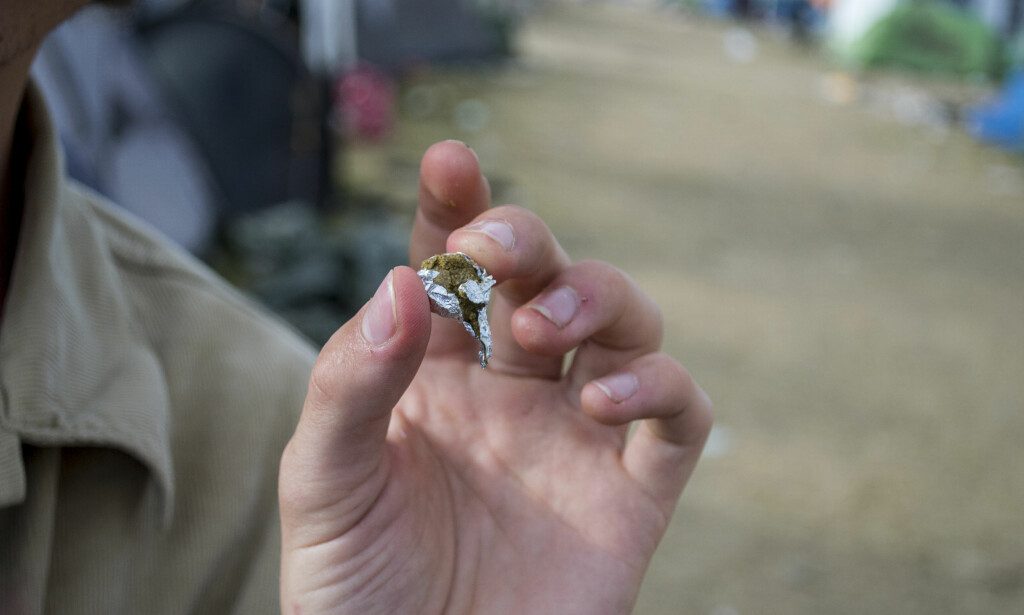 I LOMMA: Denne klumpen var pakket inn i sølvfolie, og gjemt i bukselomma til en publikummer på Roskildefestivalen. Foto: Ørjan Ryland / Dagbladet I LOMMA: Denne klumpen var pakket inn i sølvfolie, og gjemt i bukselomma til en publikummer på Roskildefestivalen. Foto: Ørjan Ryland / Dagbladet