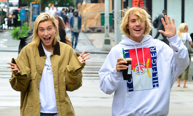 SMILER TIL FOTOGRAFENE: Hailey Baldwin og Justin Bieber gjorde ikke noe for å gjemme seg da fotografer dukket opp på gata i New York nylig. Foto: NTB Scanpix SMILER TIL FOTOGRAFENE: Hailey Baldwin og Justin Bieber gjorde ikke noe for å gjemme seg da fotografer dukket opp på gata i New York nylig. Foto: NTB Scanpix