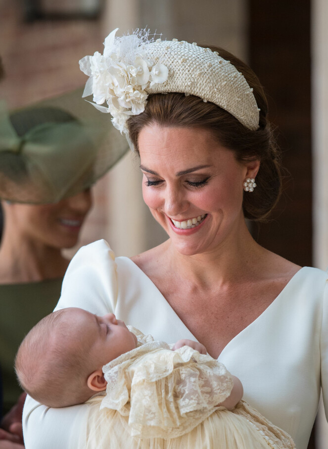 STRÅLER: Hertuginne Kate ser stolt ned på sønnen prins Louis. Foto: Scanpix STRÅLER: Hertuginne Kate ser stolt ned på sønnen prins Louis. Foto: Scanpix