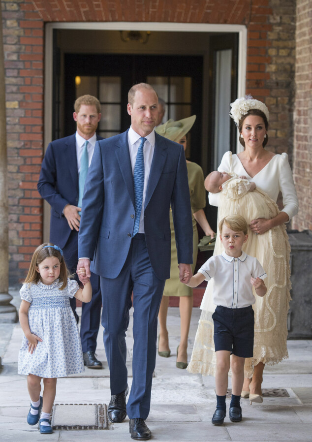 FAMILIE PÅ FEM: Prins William og hertuginne Kate har tre barn sammen: prins George, prinsesse Charlotte og prins Louis. Bak dem ankommer prins Harry og hertuginne Meghan dåpen til nyfødte prins Louis. Foto: Scanpix FAMILIE PÅ FEM: Prins William og hertuginne Kate har tre barn sammen: prins George, prinsesse Charlotte og prins Louis. Bak dem ankommer prins Harry og hertuginne Meghan dåpen til nyfødte prins Louis. Foto: Scanpix