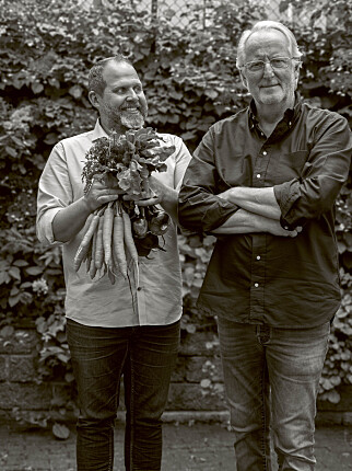 NYE EVENTYR: Truls Svendsen og Eyvind Hellstrøm i kjent positur. Bilde fra boka «Truls à la Hellstrøm. Mesterkokk på 1-2-3». Foto: Anita Rennan/Kagge Forlag NYE EVENTYR: Truls Svendsen og Eyvind Hellstrøm i kjent positur. Bilde fra boka «Truls à la Hellstrøm. Mesterkokk på 1-2-3». Foto: Anita Rennan/Kagge Forlag