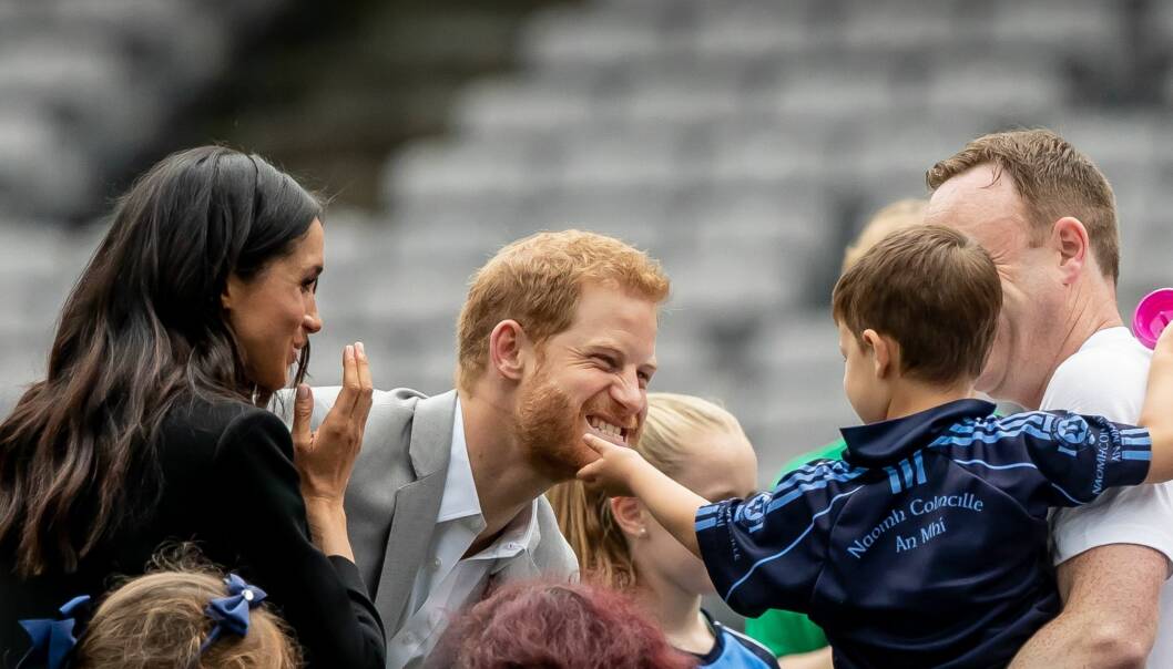 SLAPP IKKE UNNA: Dylan Mahon så sitt snitt til å lugge prins Harry i skjegget. NTB Scanpix SLAPP IKKE UNNA: Dylan Mahon så sitt snitt til å lugge prins Harry i skjegget. NTB Scanpix