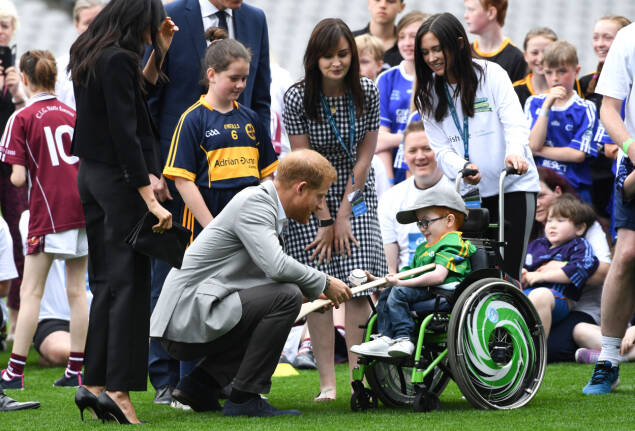 STORT ØYEBLIKK: Prins Harry slår av en prat med en liten tass som stolt viser frem baseball-utstyret sitt. Foto: NTB Scanpix STORT ØYEBLIKK: Prins Harry slår av en prat med en liten tass som stolt viser frem baseball-utstyret sitt. Foto: NTB Scanpix
