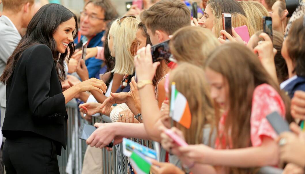 STRÅLTE: Meghan håndhilste også på flere av fansen og slo av en liten prat her og der. Foto: NTB Scanpix STRÅLTE: Meghan håndhilste også på flere av fansen og slo av en liten prat her og der. Foto: NTB Scanpix