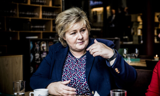 - OVERVÅKING: Statsminister Erna Solberg forsvarer forslaget om å hemmeligholde nedtegnelsene av hvem offentlig ansatte har snakket med, og om hvilke temaer: - Innsynsretten skal ikke gi rett til overvåkning av ansatte i offentlig sektor. Deres personvern og sikkerhet er også viktig, sier Solberg. - OVERVÅKING: Statsminister Erna Solberg forsvarer forslaget om å hemmeligholde nedtegnelsene av hvem offentlig ansatte har snakket med, og om hvilke temaer: - Innsynsretten skal ikke gi rett til overvåkning av ansatte i offentlig sektor. Deres personvern og sikkerhet er også viktig, sier Solberg.