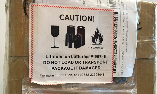 ADVARSEL: Slik ser pakker med Li-ionbatterier ut dersom de sendes i posten. Foto: Christina Honningsvåg ADVARSEL: Slik ser pakker med Li-ionbatterier ut dersom de sendes i posten. Foto: Christina Honningsvåg