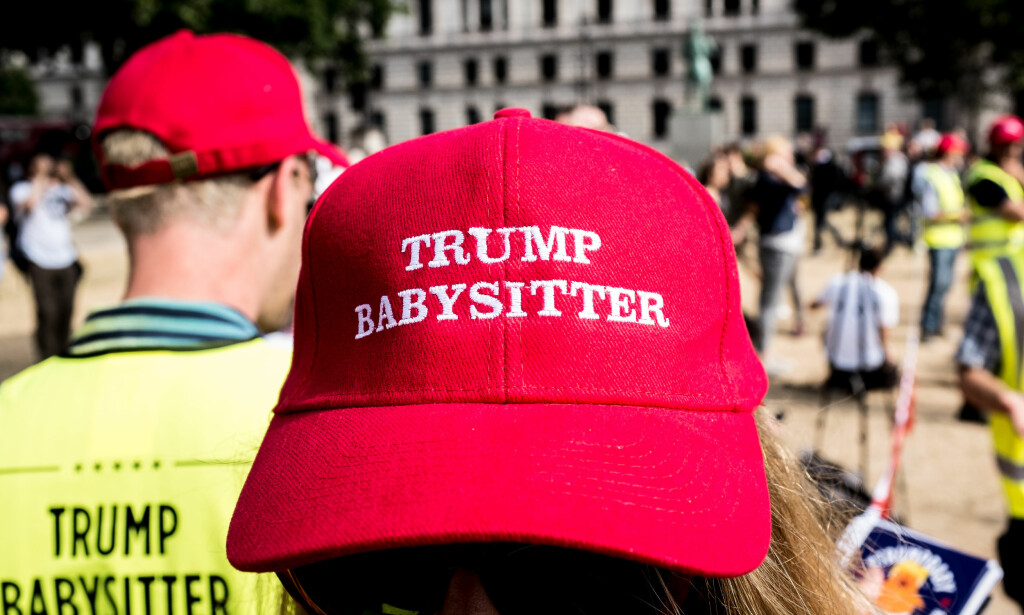 TRUMP-BARNEVAKT: Arrangørene bak luftballongen var kledd i røde maledresser med påskriften «Trump Babysitter». Noen hadde også røde capser med samme påskrift. Foto: Jesper Nordahl Finsveen / Dagbladet TRUMP-BARNEVAKT: Arrangørene bak luftballongen var kledd i røde maledresser med påskriften «Trump Babysitter». Noen hadde også røde capser med samme påskrift. Foto: Jesper Nordahl Finsveen / Dagbladet