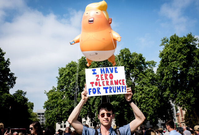 NULLTOLERANSE: Evan Powell fra Los Angeles var blant de som hadde møtt opp for å se Trump-babyen stige til værs. Foto: Jesper Nordahl Finsveen / Dagbladet NULLTOLERANSE: Evan Powell fra Los Angeles var blant de som hadde møtt opp for å se Trump-babyen stige til værs. Foto: Jesper Nordahl Finsveen / Dagbladet