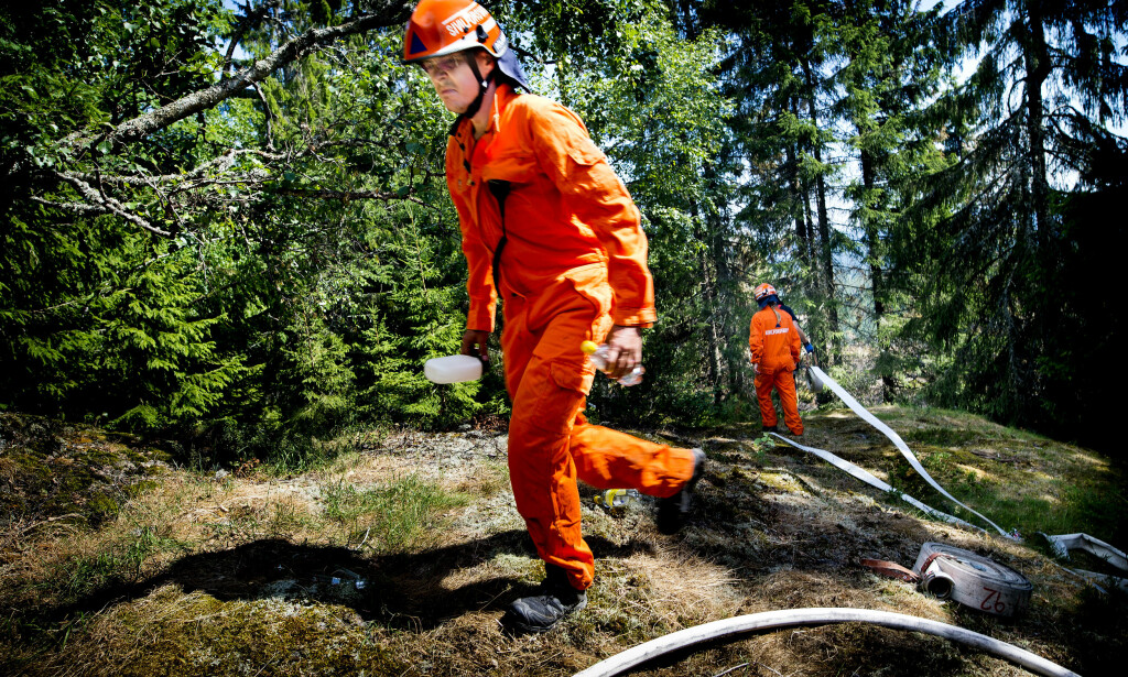 EKSTREM SITUASJON: På grunn av det svært tørre terrenget, er det lite som skal til for at det tar fyr. Fredag innførte brannvesenet i Telemark totalforbud mot all bruk av ild, inkludert røyk. EKSTREM SITUASJON: På grunn av det svært tørre terrenget, er det lite som skal til for at det tar fyr. Fredag innførte brannvesenet i Telemark totalforbud mot all bruk av ild, inkludert røyk.