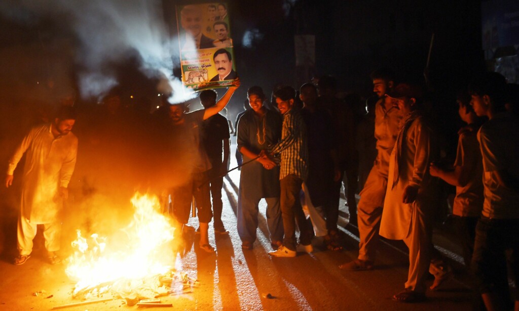 DEMONSTRASJONER: Tilhengere av pakistans tidligere statsminister Nawaz Sharif ble avbildet i går, i påvente av at Sharif skulle lande på flyplassen i Lahore. Foto: Arif Ali / AFP / NTB Scanpix DEMONSTRASJONER: Tilhengere av pakistans tidligere statsminister Nawaz Sharif ble avbildet i går, i påvente av at Sharif skulle lande på flyplassen i Lahore. Foto: Arif Ali / AFP / NTB Scanpix