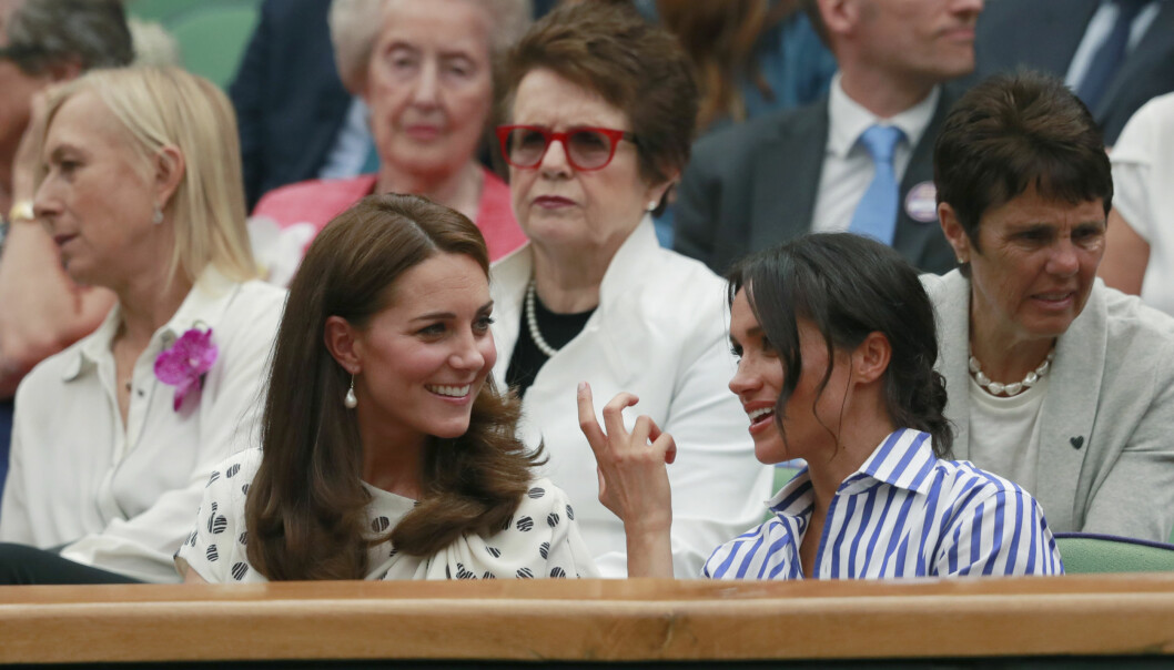 JENTEPRAT: Svigerinnene så ut til å ha mye å snakke om på første rad på Wimbledon-tribunen. Foto: NTB Scanpix JENTEPRAT: Svigerinnene så ut til å ha mye å snakke om på første rad på Wimbledon-tribunen. Foto: NTB Scanpix