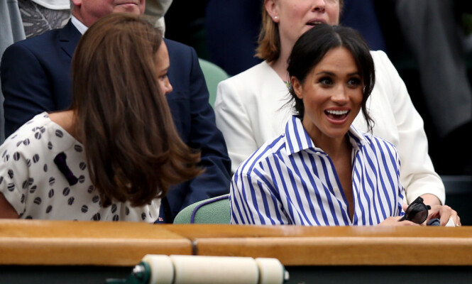 GODT HUMØR: Hertuginnene lo og smilte til hverandre under kvinnedelen av Wimbledon-turneringens siste dag. Foto: NTB Scanpix GODT HUMØR: Hertuginnene lo og smilte til hverandre under kvinnedelen av Wimbledon-turneringens siste dag. Foto: NTB Scanpix
