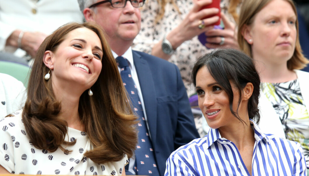 BREDE SMIL: Stemningen var nesten i overkant god mellom Kate og Meghan i formiddag. Foto: NTB Scanpix BREDE SMIL: Stemningen var nesten i overkant god mellom Kate og Meghan i formiddag. Foto: NTB Scanpix