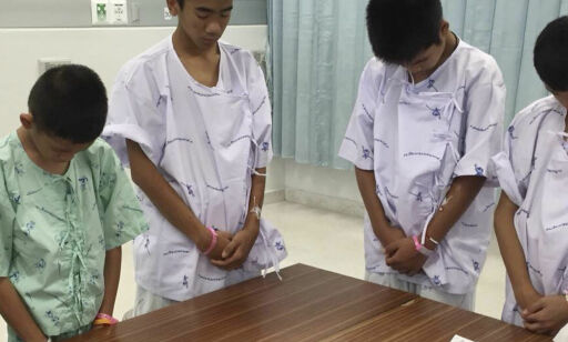 image: Guttene fra grotta i Thailand sørger over dykkeren som mistet livet