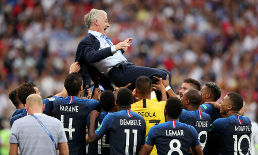 KASTET I LUFTA: Etter seieren kastet de franske spillerne manager Didier Deschamps i lufta. Foto: REUTERS/Carl Recine KASTET I LUFTA: Etter seieren kastet de franske spillerne manager Didier Deschamps i lufta. Foto: REUTERS/Carl Recine