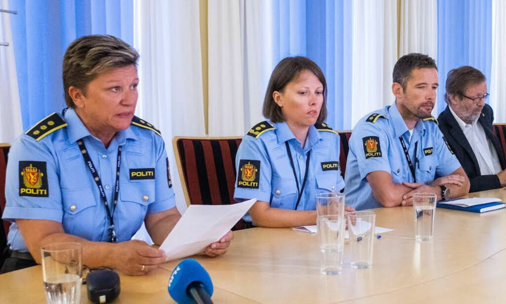 PRESSEKONFERANSE: Politiets pressekonferanse etter knivdrapet i Vadsø lørdag kveld. (f.v) Unni Pedersen Stock, leder for Varanger politistasjonsdistrikt, påtaleansvarlig Ylva Helen Kvikkstad, etterforskningsleder Steffen Andreassen og fungerende ordfører Otto Strand. Foto: Ole Gunnar Onsøien / iFinnmark / NTB scanpix PRESSEKONFERANSE: Politiets pressekonferanse etter knivdrapet i Vadsø lørdag kveld. (f.v) Unni Pedersen Stock, leder for Varanger politistasjonsdistrikt, påtaleansvarlig Ylva Helen Kvikkstad, etterforskningsleder Steffen Andreassen og fungerende ordfører Otto Strand. Foto: Ole Gunnar Onsøien / iFinnmark / NTB scanpix