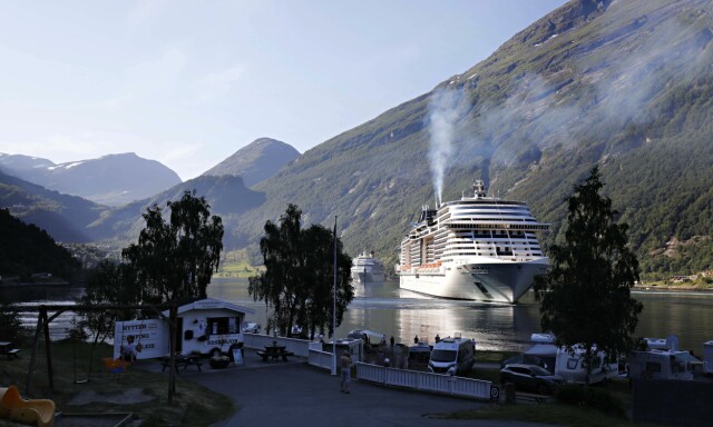 GIGANT: «MSC Meraviglia» ankom Geirangerfjorden i forrige uke. Det var skipets første av totalt tre turer inn i fjorden i sommer. Foto: Finn Magne Grande