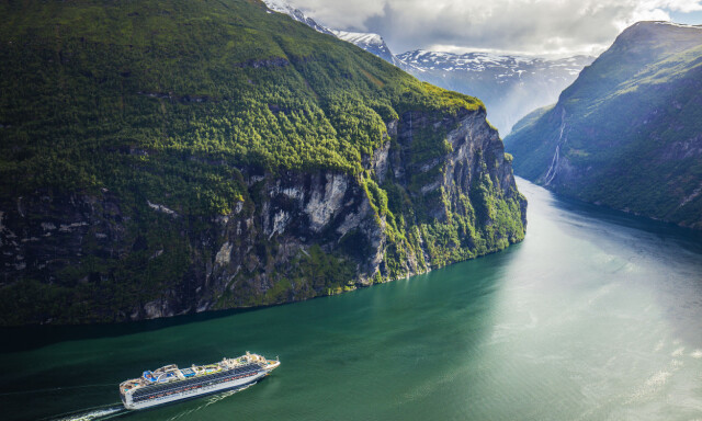 IDYLLISK: Cruiseskipet Sapphire Princess, eid av Princess Cruises, på vei ut Geirangerfjorden i Møre og Romsdal. Foto: Halvard Alvik, NTB scanpix