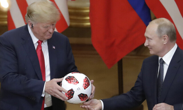 VM: Russlands president Vladimir Putin gir USAs president Donald Trump den offisielle VM-fotballen under en pressekonferanse i Helsinki, Finland mandag. Foto: AP / Markus Schreiber / NTB scanpix VM: Russlands president Vladimir Putin gir USAs president Donald Trump den offisielle VM-fotballen under en pressekonferanse i Helsinki, Finland mandag. Foto: AP / Markus Schreiber / NTB scanpix