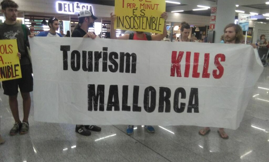 PLAKATER: Det ble også aksjonert mot Palma Airport. Der ble tilreisende møtt med dette. Foto: Endavant OSAN PLAKATER: Det ble også aksjonert mot Palma Airport. Der ble tilreisende møtt med dette. Foto: Endavant OSAN