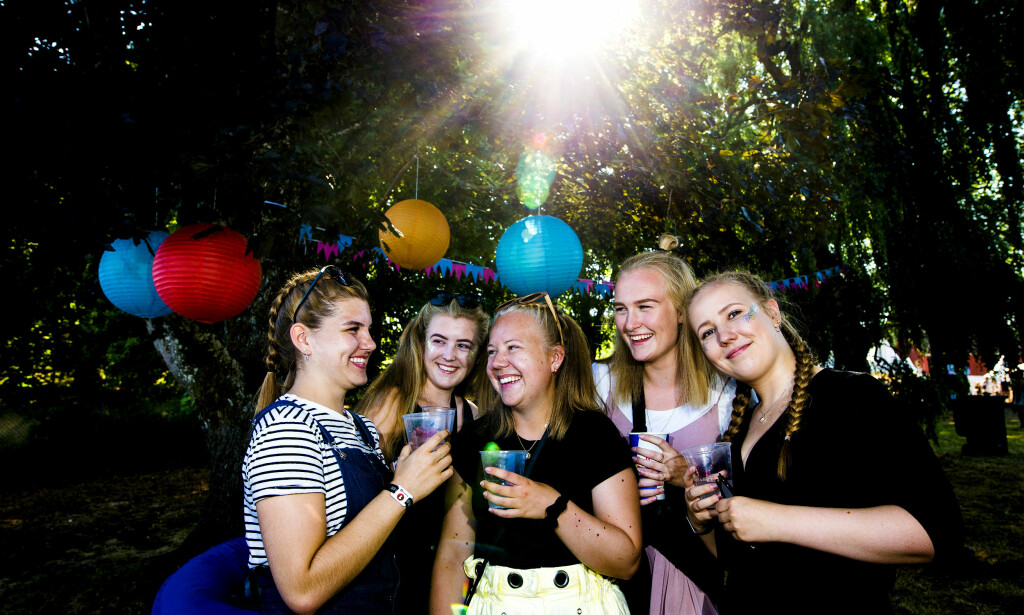 GIRA: Venninnegjengen fra Tønsberg har gledet seg til årets festival siden i fjor. Foto: Jon-Terje Pedersen / Dagbladet GIRA: Venninnegjengen fra Tønsberg har gledet seg til årets festival siden i fjor. Foto: Jon-Terje Pedersen / Dagbladet