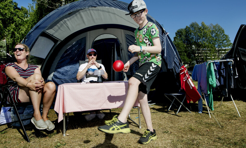 GÅR MOT STRØMMEN: Familien Kallestein fra Sandnes tilbringer feriedagene på Bogstad camping i Oslo. Når de først skal drikke brus er det Coca Cola som er favoritten. - Men det går som oftest i vann fra springen eller melk, sier Karoline Kallestein. Torben (10) mener familien generelt drikker for lite brus, mens far Ståle skjønner ikke at så mange nordmenn sverget til Pepsi Max i fjor. Foto: Anita Arntzen GÅR MOT STRØMMEN: Familien Kallestein fra Sandnes tilbringer feriedagene på Bogstad camping i Oslo. Når de først skal drikke brus er det Coca Cola som er favoritten. - Men det går som oftest i vann fra springen eller melk, sier Karoline Kallestein. Torben (10) mener familien generelt drikker for lite brus, mens far Ståle skjønner ikke at så mange nordmenn sverget til Pepsi Max i fjor. Foto: Anita Arntzen