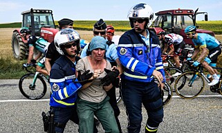 TATT: En aktivist blir tatt hånd om av politiet. Foto: NTB Scanpix TATT: En aktivist blir tatt hånd om av politiet. Foto: NTB Scanpix