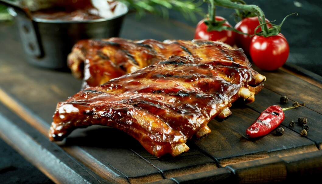 <strong>GJØR JOBBEN:</strong> Når hetebølgen forhindrer grilling ute, påtar butikkene seg jobben inne. Ferdiggrilla er sommerens salgssuksess. Illustrasjonsfoto: Shutterstock / NTB scanpix, <strong>GJØR JOBBEN:</strong> Når hetebølgen forhindrer grilling ute, påtar butikkene seg jobben inne. Ferdiggrilla er sommerens salgssuksess. Illustrasjonsfoto: Shutterstock / NTB scanpix,