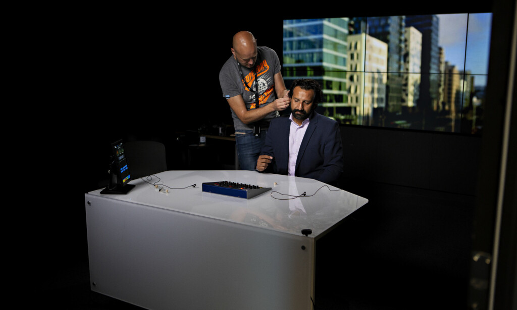 DIREKTESENDING: I TV 2s trygge lokaler i Oslo sentrum forbereder Kadafi Zaman seg på å snakke om det pakistanske valget i kanalens direktesending. Foto: Frank Karlsen / Dagbladet DIREKTESENDING: I TV 2s trygge lokaler i Oslo sentrum forbereder Kadafi Zaman seg på å snakke om det pakistanske valget i kanalens direktesending. Foto: Frank Karlsen / Dagbladet