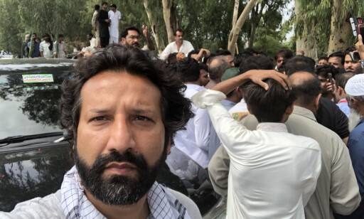 FØR ANGREPET: Kadafi Zaman sendte filmsnutter fra de politiske demonstrasjonene i Gujrat-distriktet til TV 2. Før han skulle gå på direkten ble han angrepet av det pakistanske politiet. Foto: Privat FØR ANGREPET: Kadafi Zaman sendte filmsnutter fra de politiske demonstrasjonene i Gujrat-distriktet til TV 2. Før han skulle gå på direkten ble han angrepet av det pakistanske politiet. Foto: Privat
