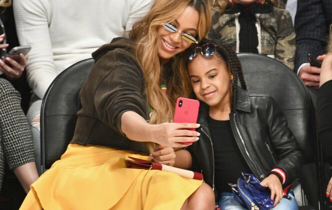MOR OG DATTER: Beyoncé og eldstedatteren Blue Ivy tok en liten selfie under en basketballkamp i Los Angeles i februar. Ifølge mormor Tina Knowles er seksåringen en svært omsorgsfull storesøster. FOTO: NTB Scanpix MOR OG DATTER: Beyoncé og eldstedatteren Blue Ivy tok en liten selfie under en basketballkamp i Los Angeles i februar. Ifølge mormor Tina Knowles er seksåringen en svært omsorgsfull storesøster. FOTO: NTB Scanpix