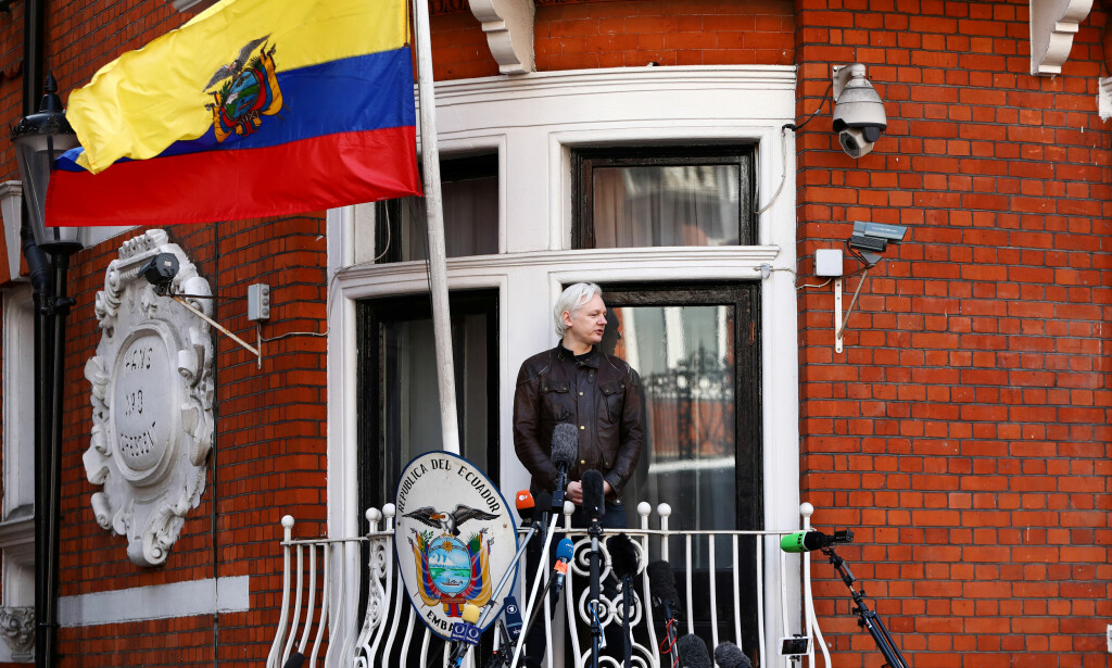 PÅ BALKONGEN: Denne lille balkongen er det eneste stedet Julian Assange kan trekke frisk luft. Foto: Neil Hall / Reuters / NTB scanpix PÅ BALKONGEN: Denne lille balkongen er det eneste stedet Julian Assange kan trekke frisk luft. Foto: Neil Hall / Reuters / NTB scanpix