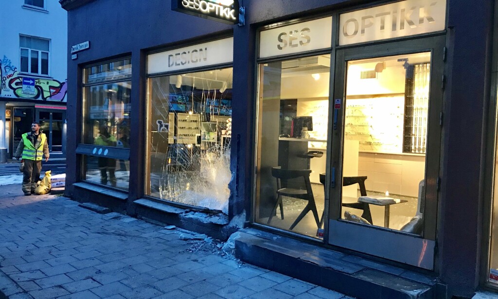 SKADER: Vitner forteller til Dagbladet at den ene sivile bilen snurret rundt, og krasjet inn i denne butikkfasaden. Foto: Ralf Lofstad / Dagbladet SKADER: Vitner forteller til Dagbladet at den ene sivile bilen snurret rundt, og krasjet inn i denne butikkfasaden. Foto: Ralf Lofstad / Dagbladet