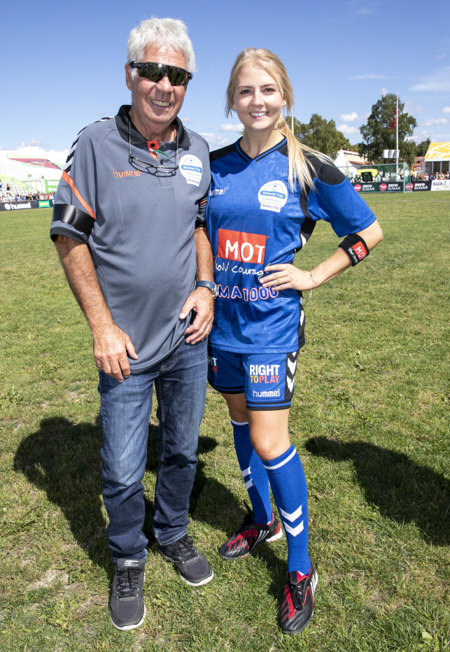 FAR OG DATTER: Egil Olsen var til stede og så på dattera spille sin aller første kjendisfotballkamp i Norway Cup onsdag. Foto: Andreas Fadum / Se og Hør FAR OG DATTER: Egil Olsen var til stede og så på dattera spille sin aller første kjendisfotballkamp i Norway Cup onsdag. Foto: Andreas Fadum / Se og Hør