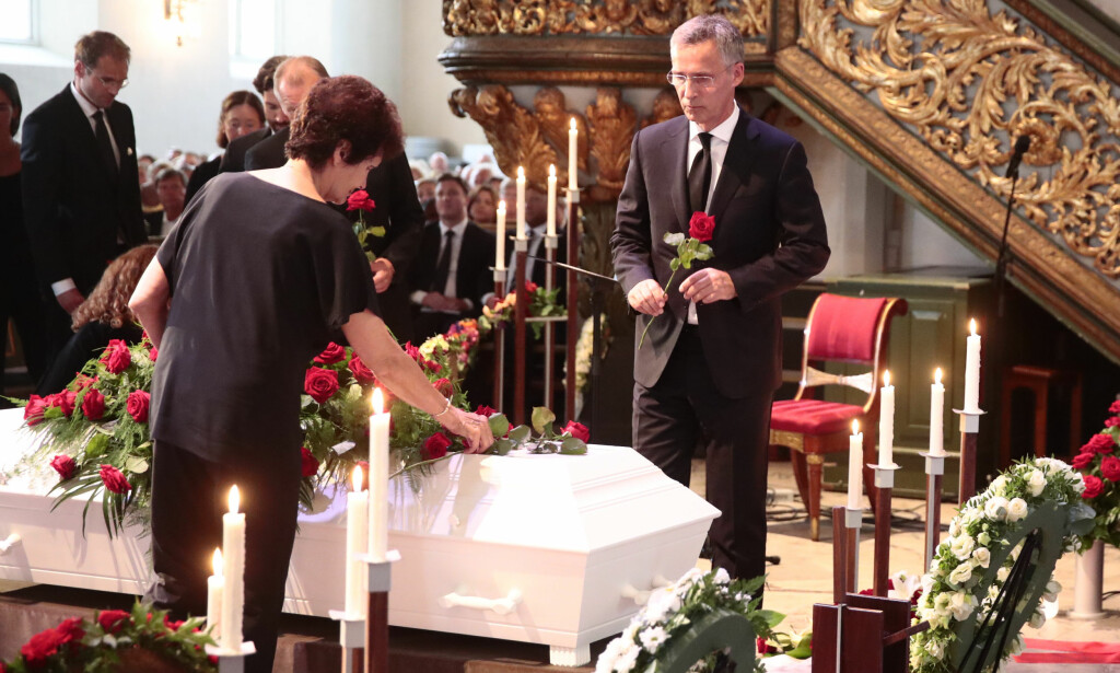 Thorvald Stoltenberg bisettes - - - Også en generalsekretær i NATO trenger trøst fra pappaen sin ...