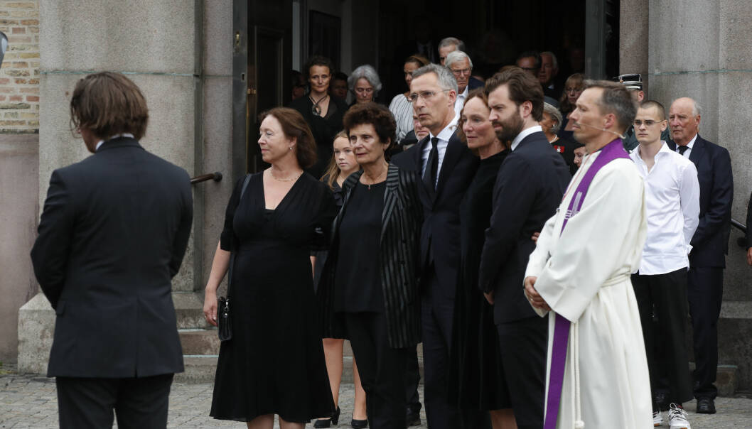 FARVEL: Familien samlet seg utenfor Oslo domkirke etter bisettelsen. Foto: NTB Scanpix FARVEL: Familien samlet seg utenfor Oslo domkirke etter bisettelsen. Foto: NTB Scanpix