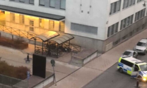 GRANSKES: Politiets håndtering av situasjonen vil bli gjenstand for gransking hos svenskenes spesialenhet for politisaker. Foto: Leserbilde / Expressen GRANSKES: Politiets håndtering av situasjonen vil bli gjenstand for gransking hos svenskenes spesialenhet for politisaker. Foto: Leserbilde / Expressen