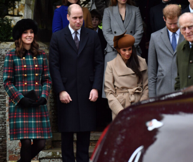 LÆRER AV KATE: Hertuginne Kate og Meghan knikset for dronningen under julefeiringen i desember. Foto: NTB Scanpix LÆRER AV KATE: Hertuginne Kate og Meghan knikset for dronningen under julefeiringen i desember. Foto: NTB Scanpix