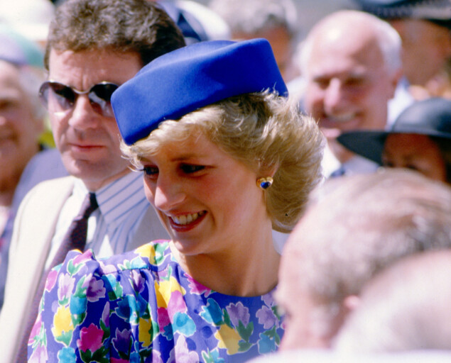 <strong>FOLKETS PRINSESSE:</strong> Prinsesse Diana både hilste på og klemte folket. Foto: NTB Scanpix <strong>FOLKETS PRINSESSE:</strong> Prinsesse Diana både hilste på og klemte folket. Foto: NTB Scanpix