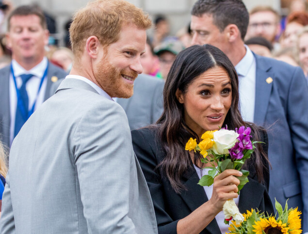 <strong>GJØR SOM MAMMA OG SVIGERMOR:</strong> Både prins Harry og hertuginne Meghan hilser på folket hvor anledningen byr seg. Foto: NTB Scanpix <strong>GJØR SOM MAMMA OG SVIGERMOR:</strong> Både prins Harry og hertuginne Meghan hilser på folket hvor anledningen byr seg. Foto: NTB Scanpix